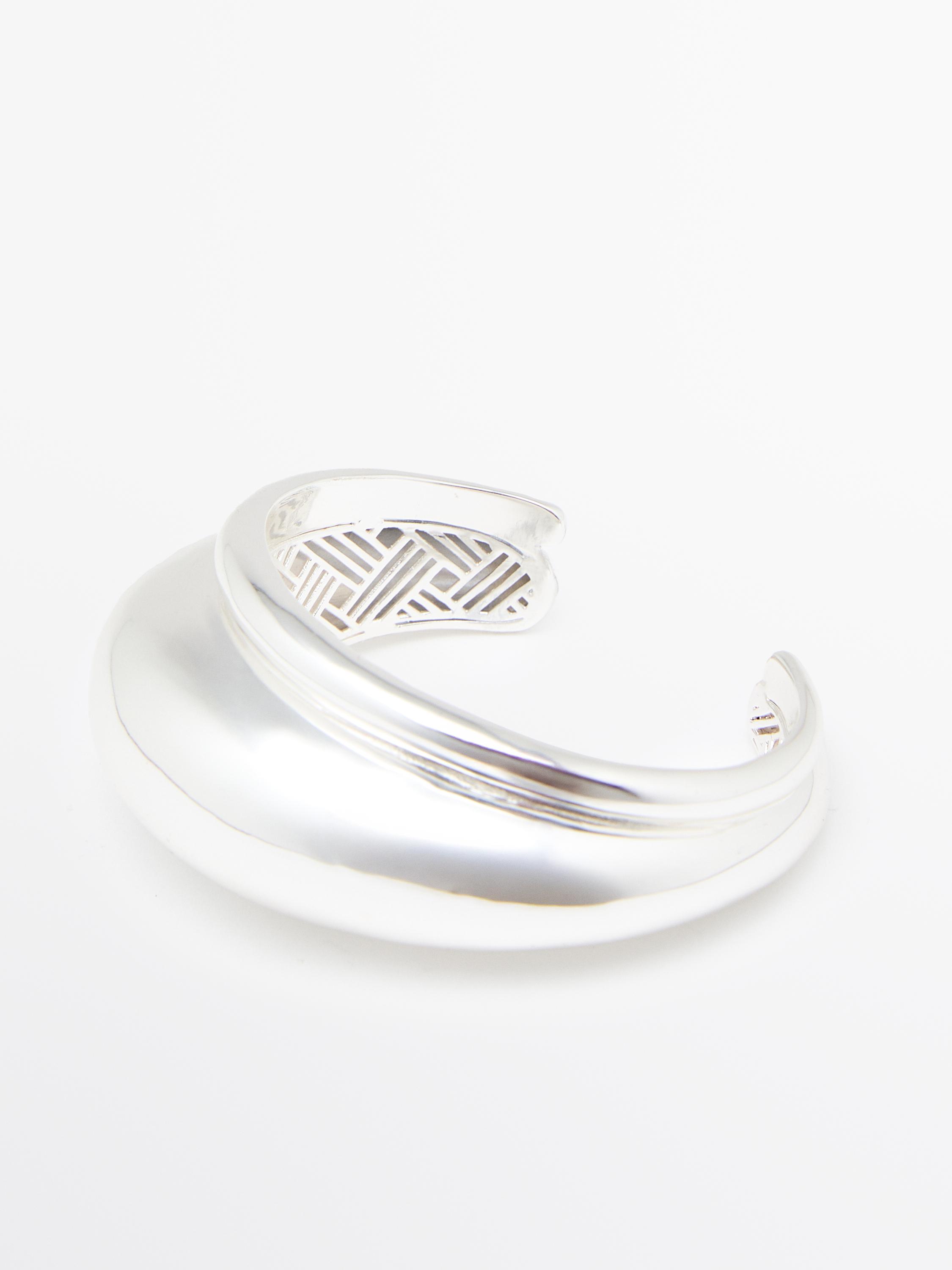 Rigid bracelet with voluminous design